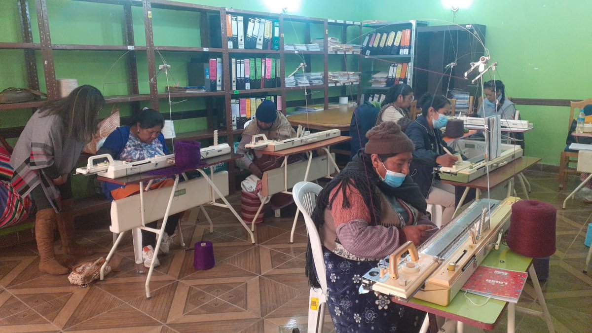 aviscarram's tweet photo. Taller de Control de calidad en el acabado de prendas textiles de fibra de camélidos con las organizaciones de productores #REMTAP y #ArteNativo. Construcción de #BasesdeConocimientoDigitales. #AGRIdigitalizacion @AgriterraLAC @IICABolivia @IFADespanol #ProCamelidos https://t.co/XXNEjScwwq