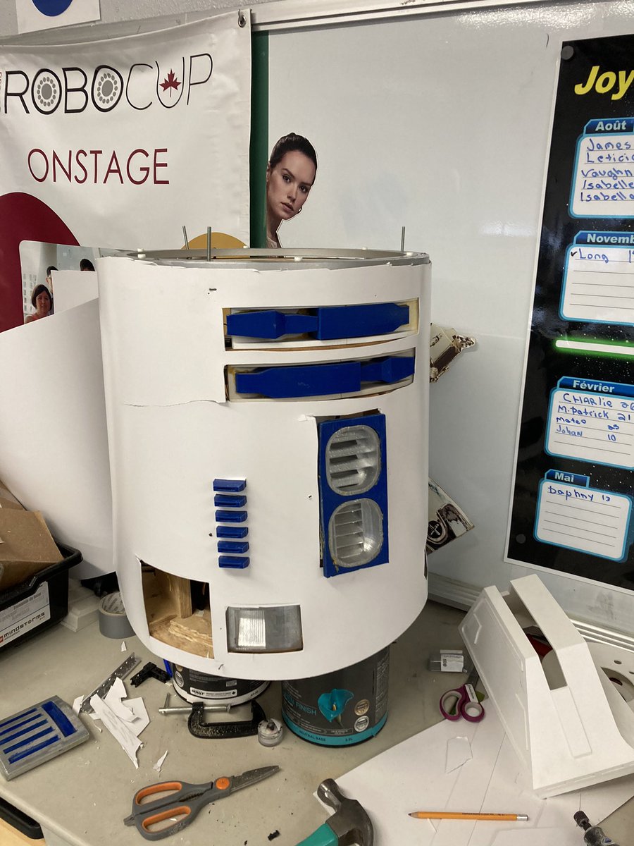 classe209's tweet photo. Application de la première couche de la peau de R2D2. https://t.co/RRyGeXAfPW