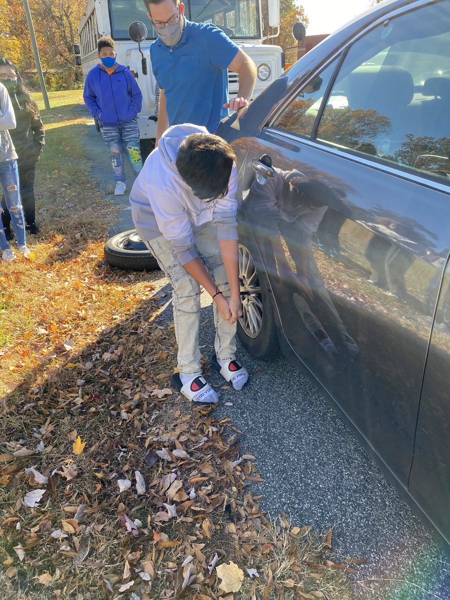 MsHelms_MEd's tweet photo. Students in 7th period learn how to change a tire! #lifeskills #school101 #enrichment https://t.co/IaH9ir42lt