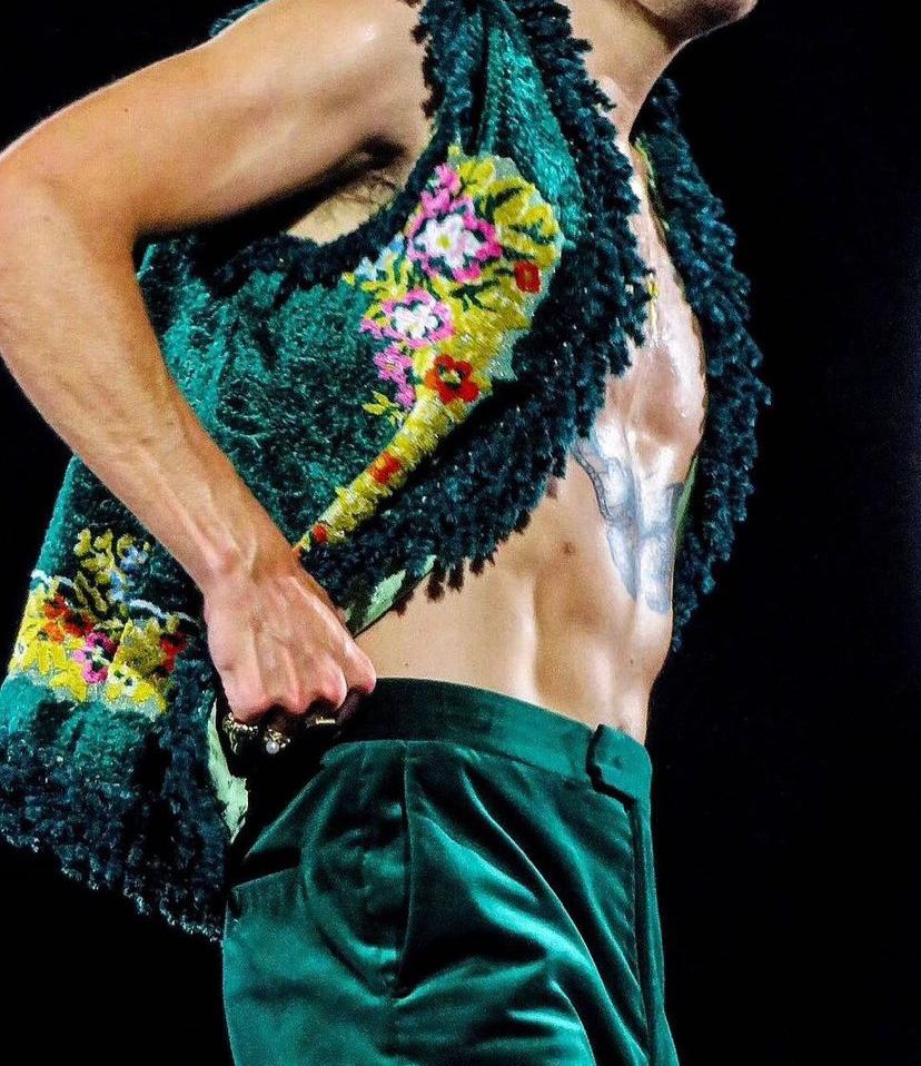thestylesfandom's tweet photo. Abs. https://t.co/ocsYKMXJ9p