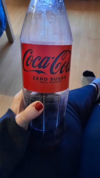 Mein Beitrag zu #frivolerFreitag   Bevor einer fragt..ja die Flasche ist halb leer, somit halb nackt<a href="/tag/frivolerfreitag"class="tags">#frivolerFreitag</a>