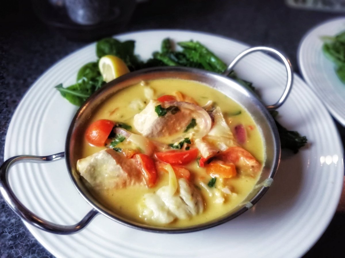 paulwattersu2's tweet photo. Always love to make this a beautiful seafood curry done in aromatic spices, coconut milk oven roasted tomatoes and pepper and steamed greens ❤️👍😋#simpletastyhealthybypw https://t.co/LMM2YYrtjx