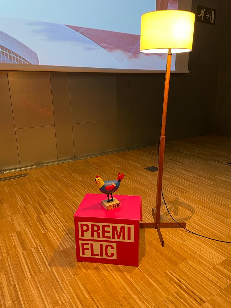 lletres's tweet photo. Moltes felicitats, #EspaiCulturistaSendak! Clausurem el #FLICPRO amb el #PremiFLIC, que ha lliurat la directora de @lletres, @Izaskunarretxe. https://t.co/FV4gSJUMe4