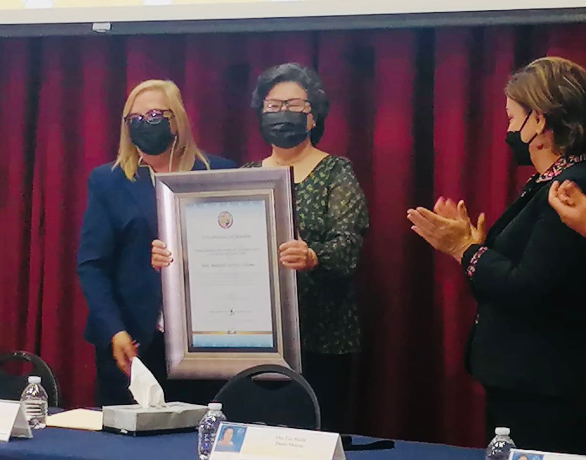 SoyUnison's tweet photo. En una emotiva ceremonia, la rectora María Rita Plancarte Martínez entregó hoy el Premio Universidad de Sonora a la Trayectoria y al Mérito Académico 2021 a la Dra. Mérida Sotelo Lerma, profesora e investigadora que ha dejado un gran legado en la máxima casa de estudios. https://t.co/NL50bhQgqO