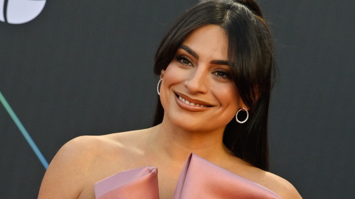 UniNovelas's tweet image. .@anabreco confesó que acostumbra dar &quot;un beso&quot; antes de conducir un evento como #LatinGRAMMY. bit.ly/3oJU1AN