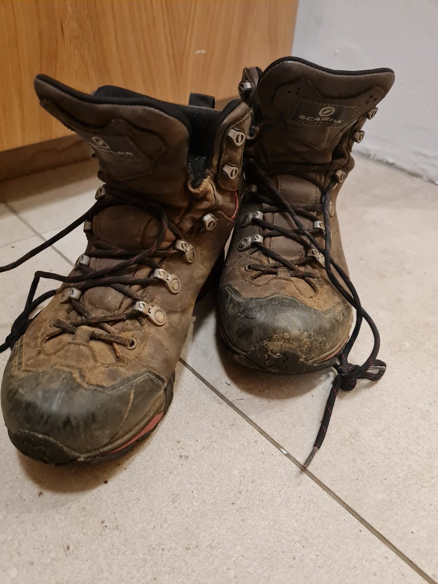 D5: Þegar ég vil slaka á finnst mér gott að horfa á netflix, lesa bók eða grípa í spil. Á þessu ári endurnýjaði kynnin við gamalt áhugamál, fjallgöngur. Svo nú eru flestar lausar stundir nýttar í fjallabröllt 🥾🏔#12dagatwitter #menntaspjall