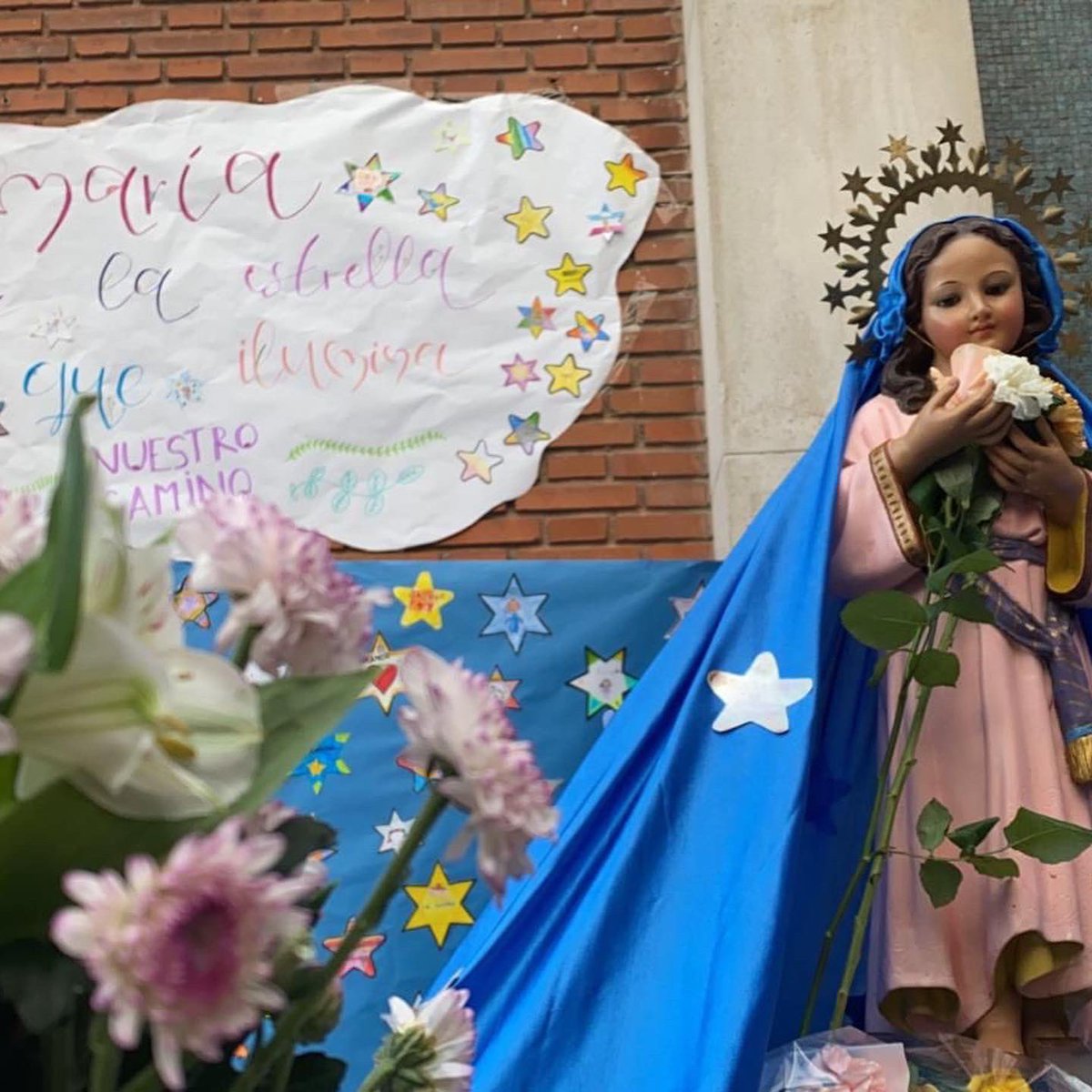 colemercedmad's tweet photo. Celebramos la festividad de la #VirgenNiña y ofrecemos nuestras flores y estrellas con preciosos mensajes a María 💐#CaminandoContigo https://t.co/CY853h8udZ