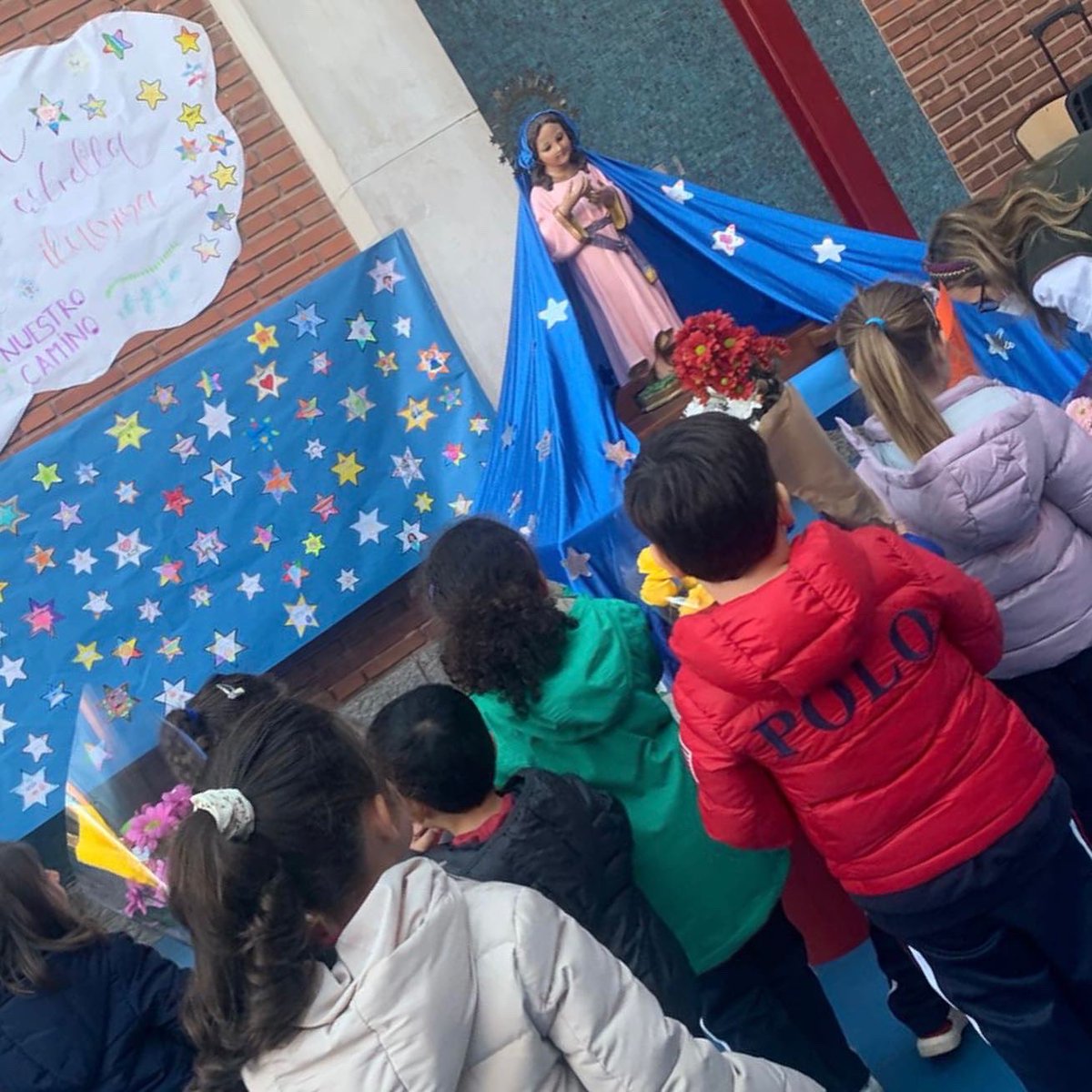 Celebramos la festividad de la #VirgenNiña y ofrecemos nuestras flores y estrellas con preciosos mensajes a María 💐#CaminandoContigo
