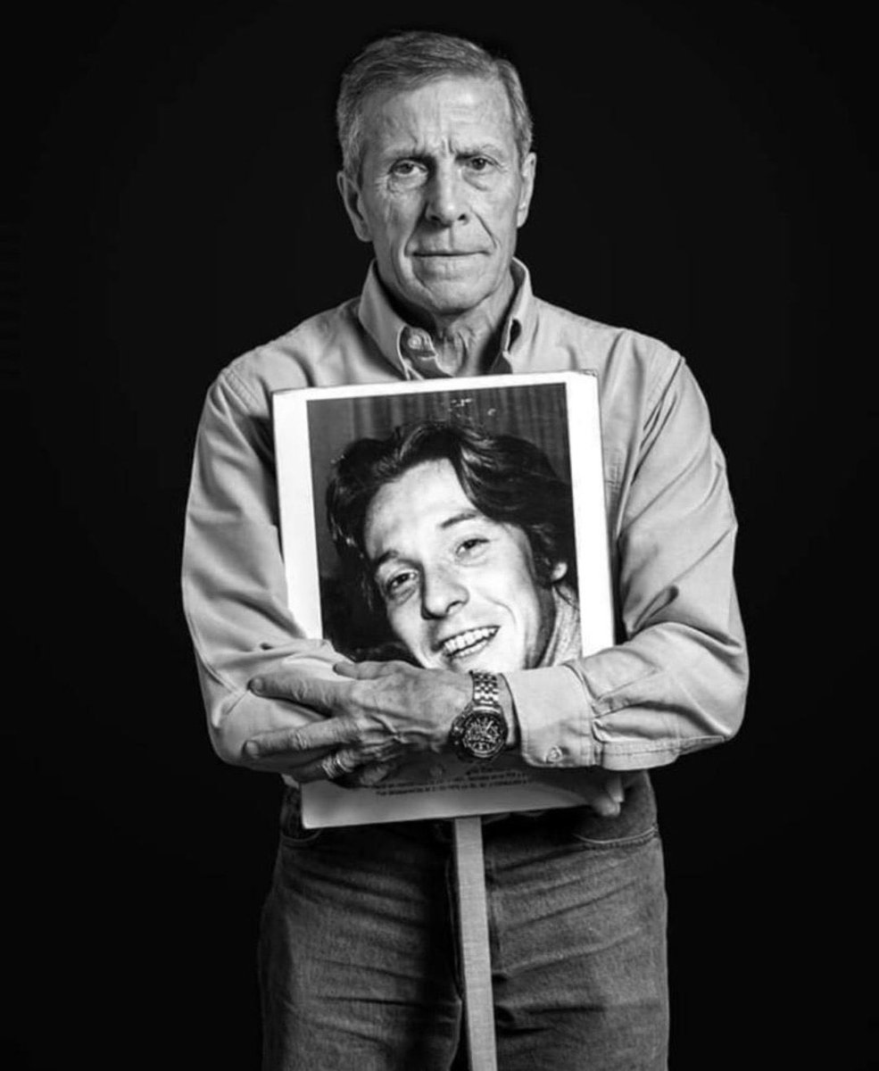 Para mi generación el Maestro significó mucho más que el mundial del 2010, la copa América o la clasificación a los mundiales.

Construyó una cultura colectiva basada en la solidaridad,el respeto, la responsabilidad y el compromiso.

Nos enseñó que el camino es la recompensa