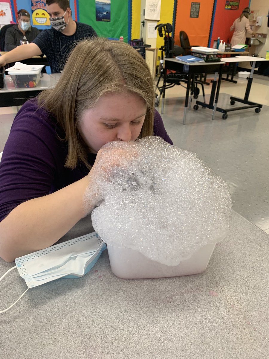 MissATieu's tweet photo. Reusing household items like leftover fabric, rubber bands and water bottles to make bubble snakes! ♻️ 🐍 @western_sec @gecdsbpro https://t.co/wvUXLeOJjZ