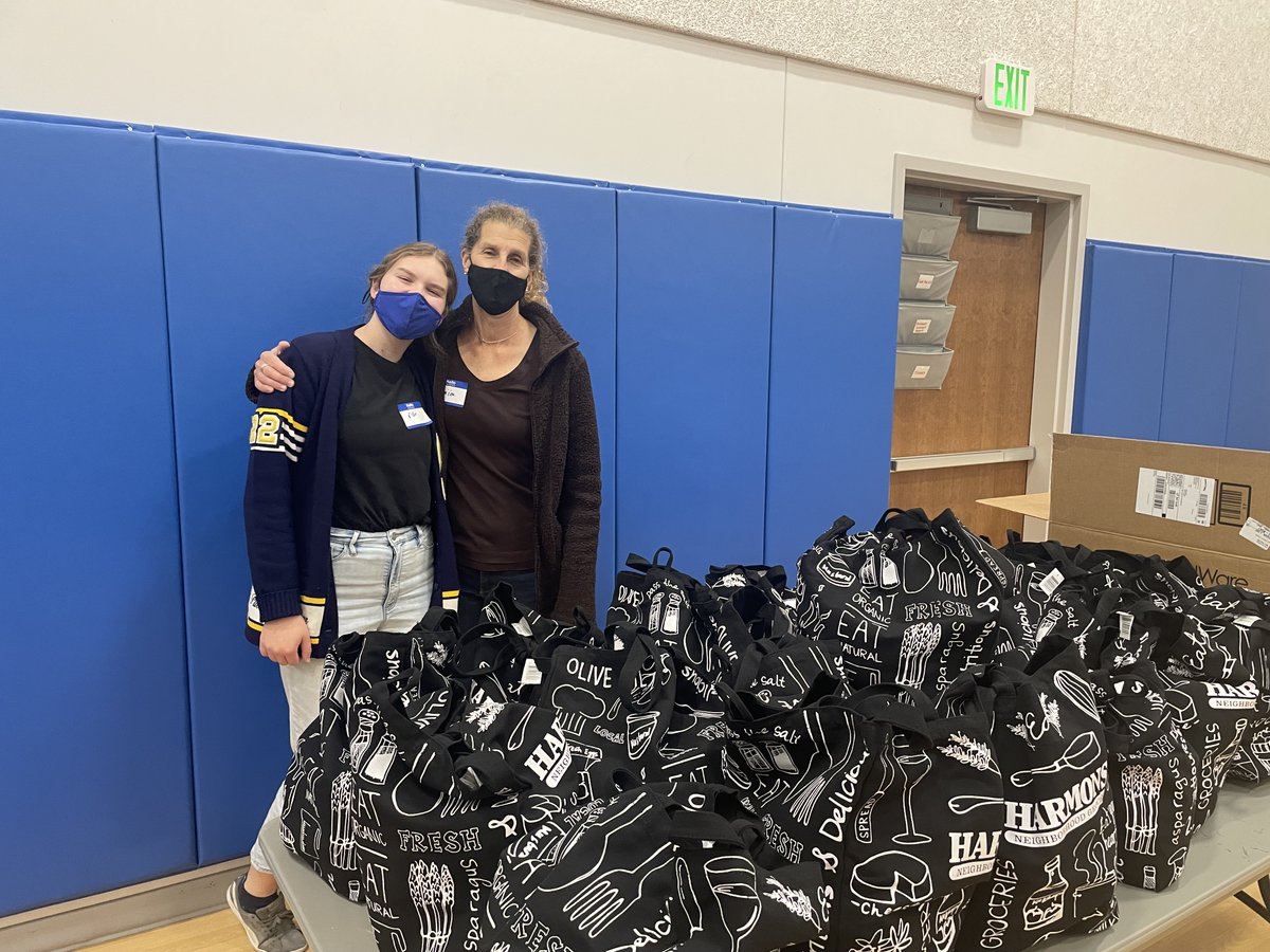 nhutah's tweet photo. Yesterday @HarmonsGrocery donated 150 holiday meals to all the families served by #NeighborhoodHouse! We are grateful to the #volunteers who prepared and distributed the meals, and to the amazing support of #GlobalChildrenFoundation, #Harmons and Dr. Ferguson #HealthChoiceUtah 😍 https://t.co/IJjPO5PBvd