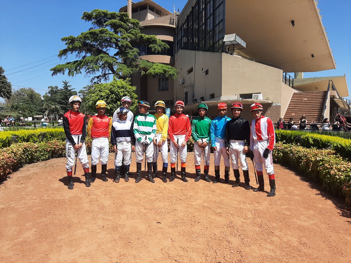 cpulgar28's tweet photo. Paseo de alumnos de la Escuela de Jockeys Aprendices en el @hipodromolaplata
#turf #DeTurfUnPoco #alumnos #Jockeyaprendices https://t.co/ZRRA5obYAl