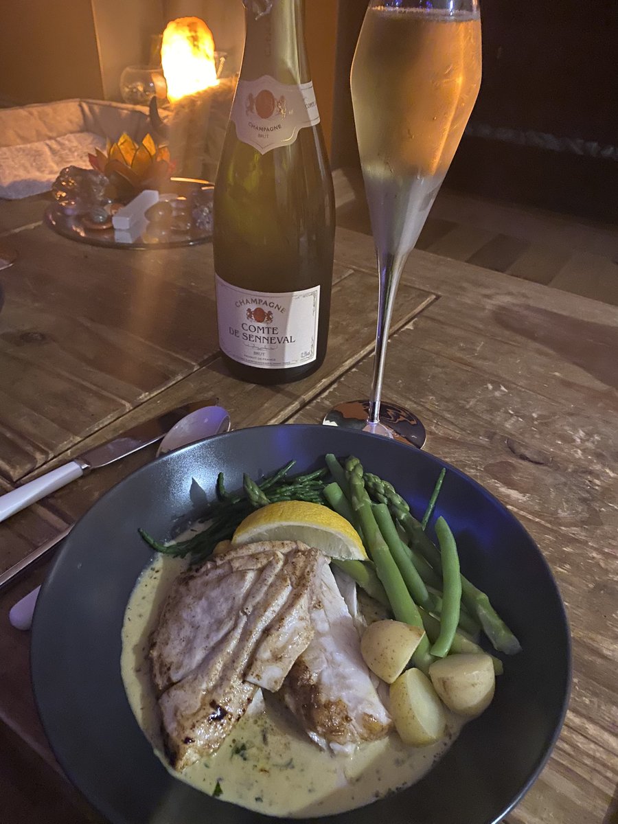 xXxlouxXx's tweet photo. Wow when u have an amazing fishmonger in town @JonahsAber
Halibut or hake … ok I will #takeboth ❤️❤️ https://t.co/2m5obTixWV