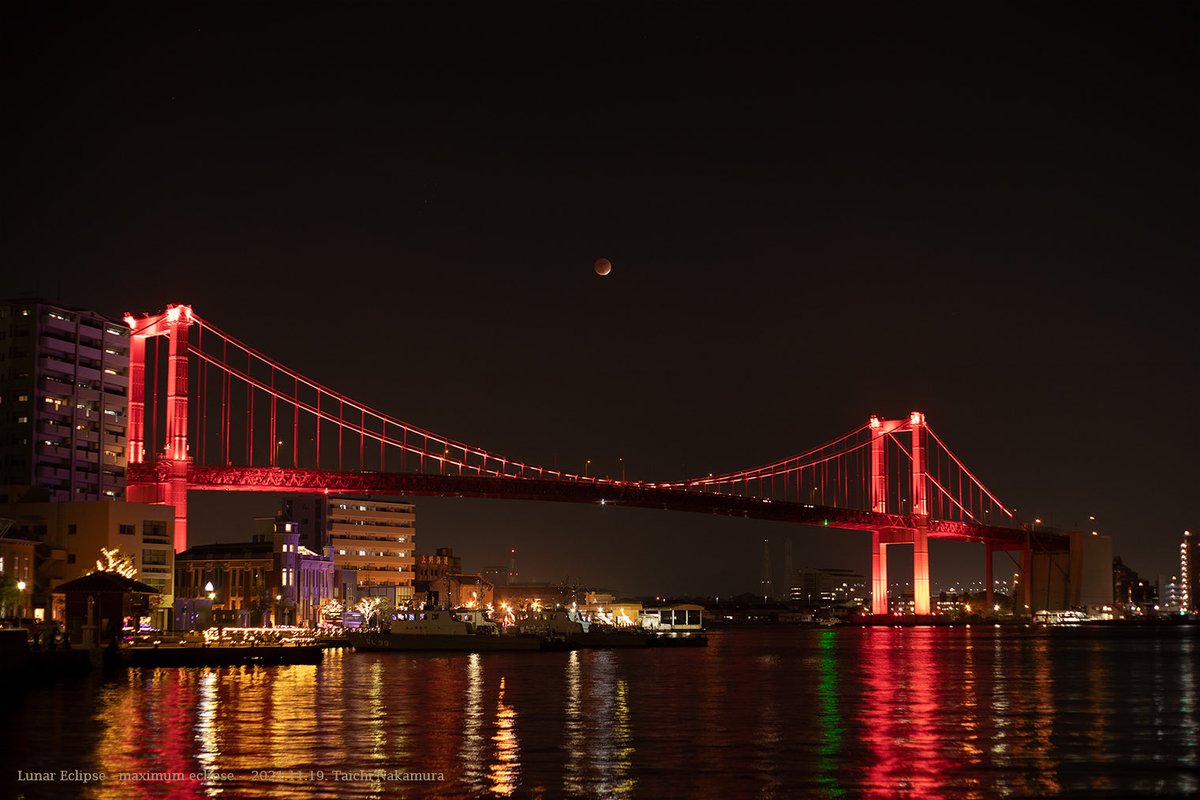 traceoflight's tweet photo. Glad to see the #lunar #eclipse #若戸大橋 #月食 https://t.co/sCBUXzxOah