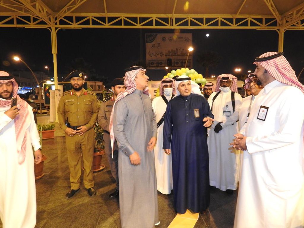 MushaytKhamis's tweet photo. بناء على توجيهات سمو أمير منطقة عسير لتحقيق أعلى مستهدف لخطة التوسع في لقاح كورونا-19

محافظ #خميس_مشيط وبحضور مدير عام الشؤون الصحية بمنطقة #عسير بالنيابة يتفقد تفعيل المرحلة الثالثة وانطلاق القافلة المتنقلة لتحقيق أعلى مستهدف لأخذ اللقاح 
والذي ينظمه القطاع الصحي بالمحافظة. https://t.co/btJ1KqrAmE
