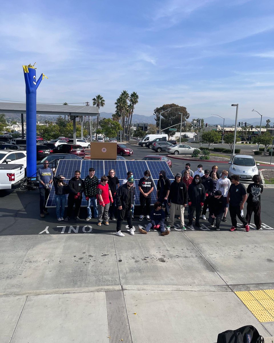 myersatidea1's tweet photo. Students working hard on the Solar Array Build with the Electrical Training Institute and IBEW #IDEACenterHS #GUHSD #CTE #guhsdtech #IBEW #electrical_training_institute https://t.co/sIF4yyEBNx