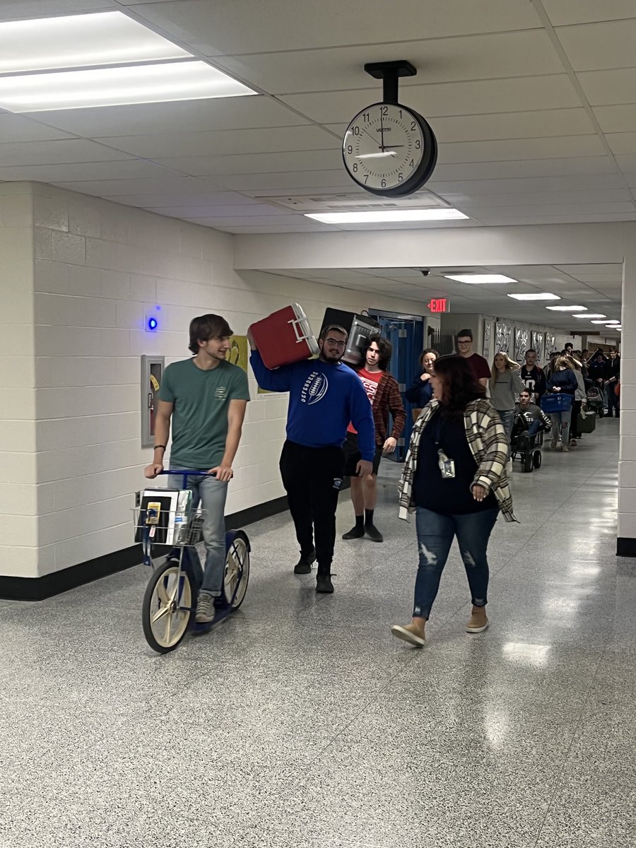 hack0621's tweet image. “Anything but a backpack day” was a huge success in @warriorrunsd ⁦@wrhsprincipals⁩