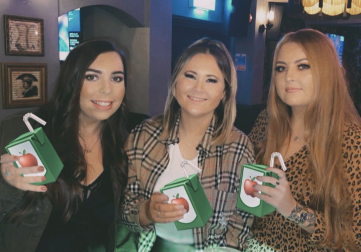 DarkLittleLoueh's tweet photo. OUR GIRLS #JuiceBreak 💚🧃 https://t.co/goKbLO7FUL