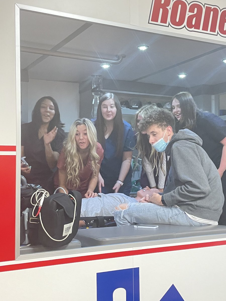 knoxbestHOSA's tweet photo. Powell EMS students took learning on the road today with a visit to ⁦⁦⁦@roanestate⁩ Health Science Department! ⁦@CTE4KCS⁩ https://t.co/KdRax5U8pi
