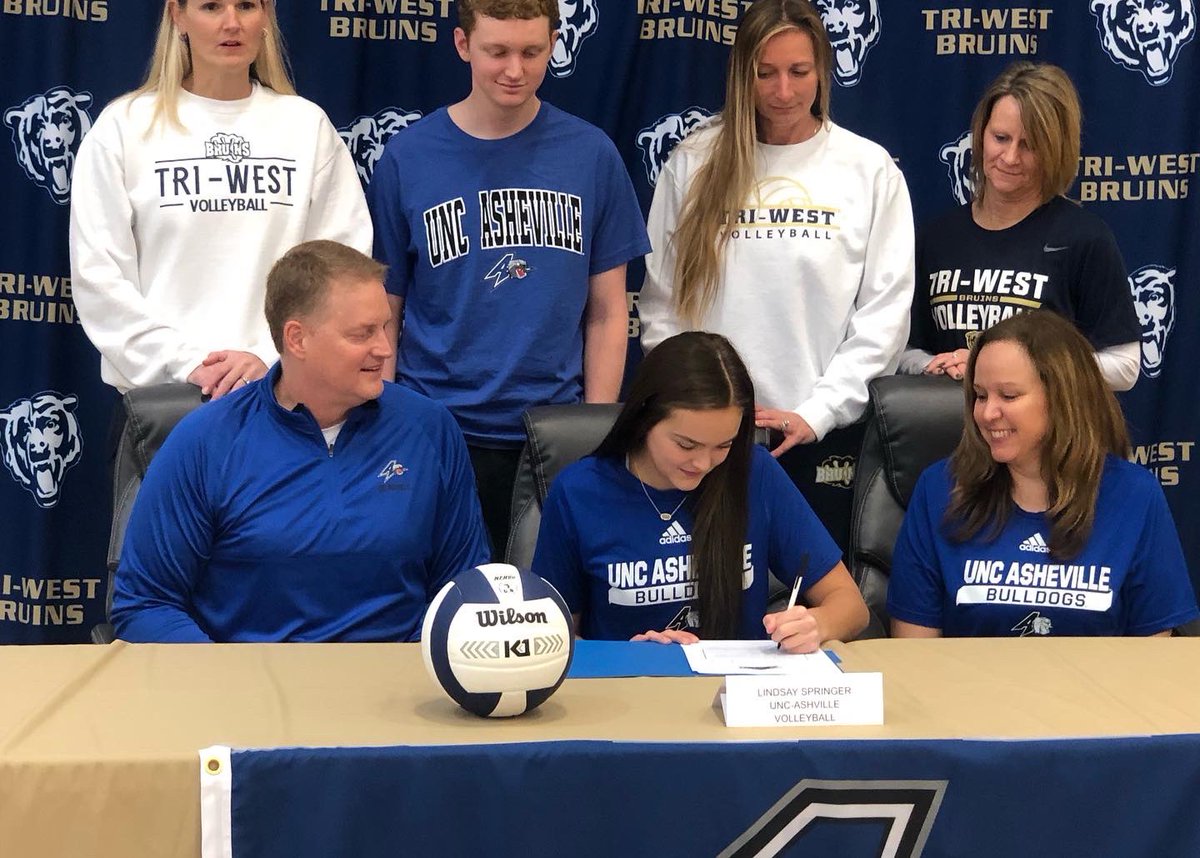 rev_vb's tweet photo. #flashbackfriday to all of our #nliday signees who have finally gotten to have their signing day! Love watching our athletes find their perfect fit. Who’s next?? #wearerev #volleyball #recruiting #volleyballgirls https://t.co/q5szIBJSXW