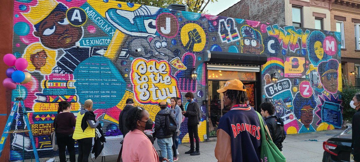 NYCulture's tweet photo. "Ode to the Stuy" is a brand new mural #inBrooklyn paying homage to the #BedStuy neighborhood, its icons & #NYC. This mural is presented by #CityArtistCorps' #BeautifyNYC program under @carnegiehall & @nycprobation.
📍Corner of Lexington & Malcolm X Blvd
@NYCthrive NeON Arts https://t.co/X0NO8K144b
