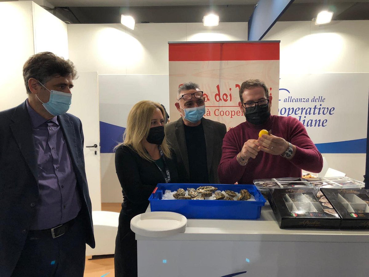 CristianMaretti's tweet photo. Oggi a @sea_logy Salone europeo della Blue economy, abbiamo degustato le #ostriche Afrodite, prodotte dalla Cooperativa Rosa dei Venti nella Sacca di Goro 🦪
Presente con tutti i suoi prodotti, anche il #COPEGO
👉🏼👉🏼👉🏼 https://t.co/Ph5jMYpM5c
#blueeconomy #pesca #acquacoltura https://t.co/9nBftHGv1L