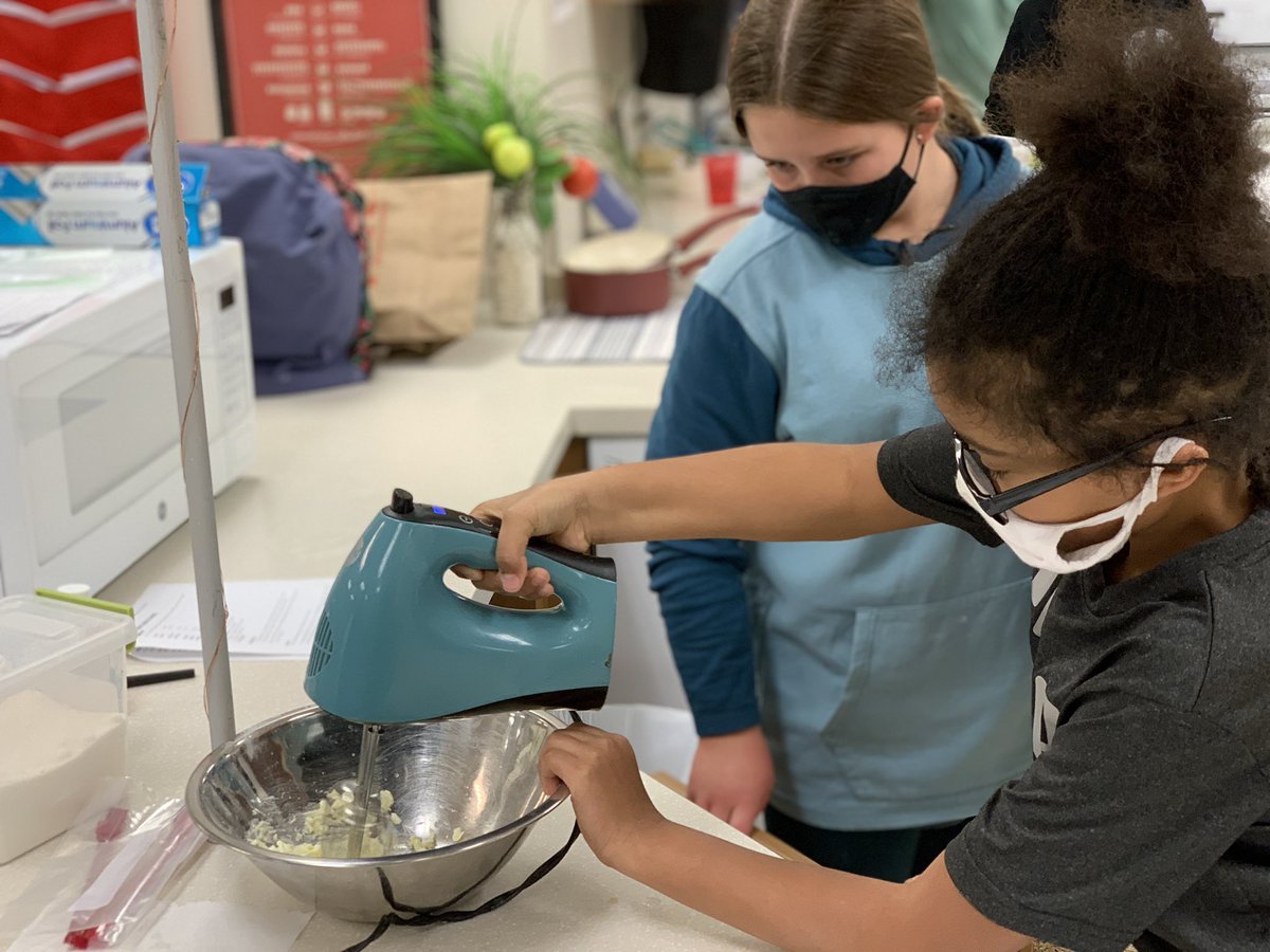 mrsmcmilliansft's tweet image. Look at these students testing out their creations, mixing up their cooking skills, instilling the love of musical theatre with the help of @ONHSTheatre, and crafting with friends. @sftcyclones #ExplorationDay