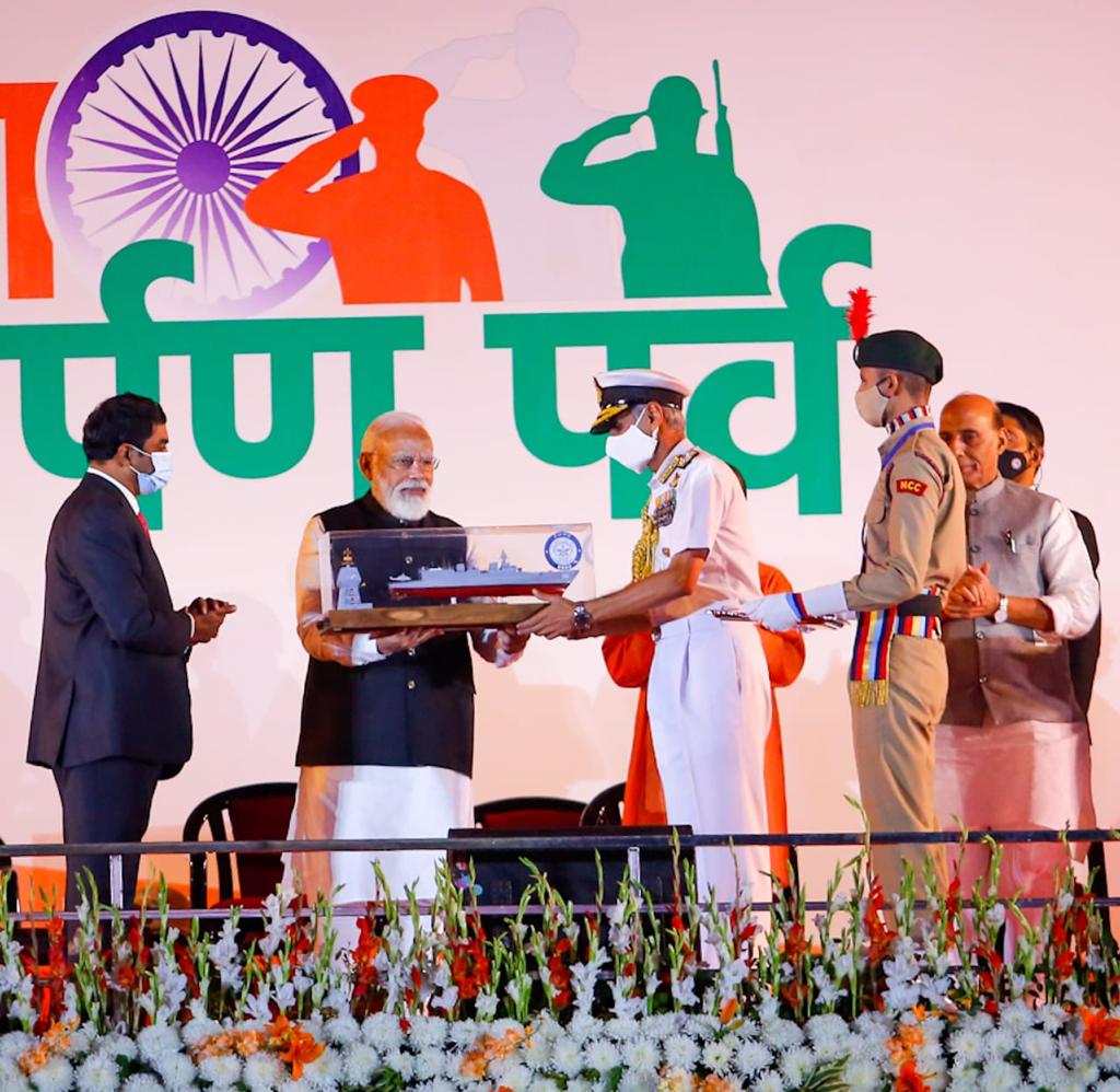 ESMTriservices's tweet photo. The honourable Prime Minister Narendramodi handed over the Made In India Advanced Electronic Warfare Suite made by cmd bel and designed by DRDO_India to Indian Navy at the closing ceremony of Rastra Raksha Samarpan Parv at Jhansi.
@ESMTriservices
RS Vara Prasad
9290767349 https://t.co/puO4E6fFTf
