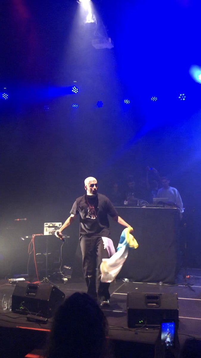 Rhugofernandezz's tweet photo. Poder escuchar en vivo a los representantes de tus islas, gente que canta sobre hechos que realmente viviste, sobre zonas por las que has paseado o en las que has vivido. Te dan ganas de cantar con más pasión cuando les ves con tu bandera. Un conciertazo el de hoy, @abhirhathi https://t.co/cyVXwGZhTk
