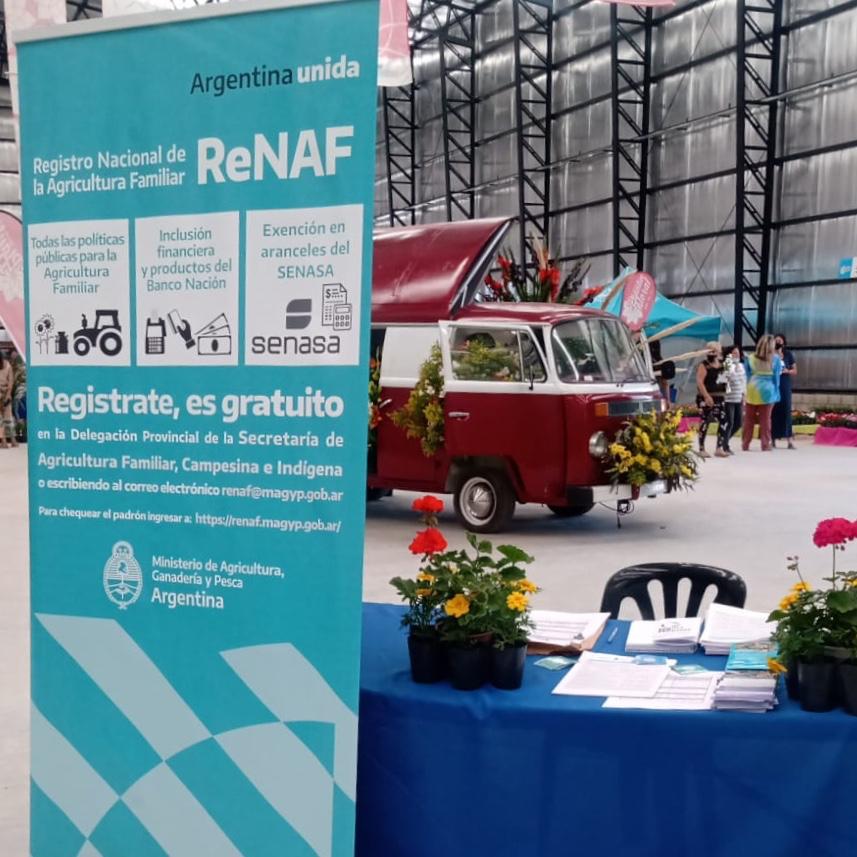 ezebarbenza's tweet photo. Hoy en la expo del Plantín Floral, en la localidad de Moreno, acompañando y registrado a productores y productoras locales e informando sobre el monotributo social agropecuario

@marielfmoreno1 
@MiguelAGomezok https://t.co/UhoHq9A6od