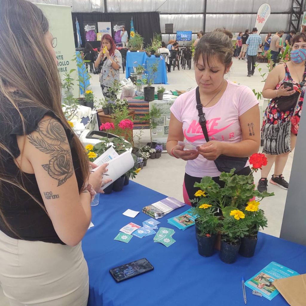 ezebarbenza's tweet photo. Hoy en la expo del Plantín Floral, en la localidad de Moreno, acompañando y registrado a productores y productoras locales e informando sobre el monotributo social agropecuario

@marielfmoreno1 
@MiguelAGomezok https://t.co/UhoHq9A6od