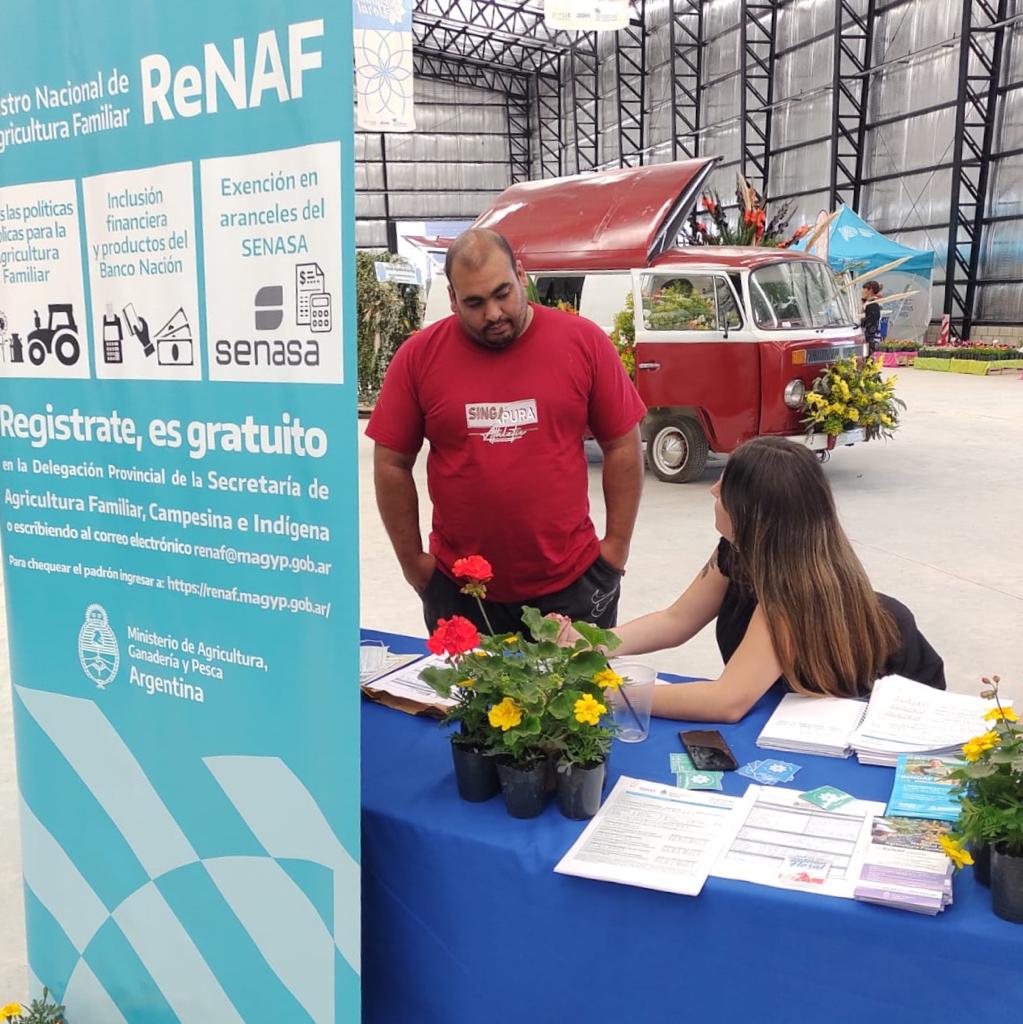 ezebarbenza's tweet photo. Hoy en la expo del Plantín Floral, en la localidad de Moreno, acompañando y registrado a productores y productoras locales e informando sobre el monotributo social agropecuario

@marielfmoreno1 
@MiguelAGomezok https://t.co/UhoHq9A6od
