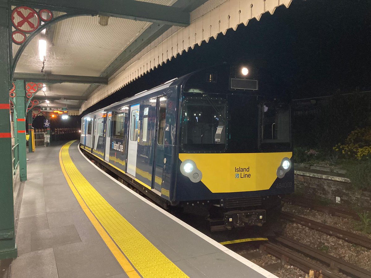 tcoolingML's tweet photo. This is a District Line train to ... oh #TicketToRyde #TCtravels https://t.co/RAPBLpBjdj