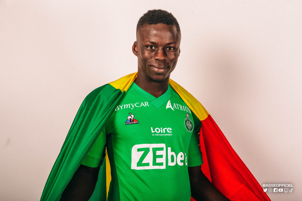 PeupleVertFr's tweet photo. 🏃🏻‍♂️💨 Le jeune aillier stéphanois El Hadji #Dieye 🇸🇳 aurait fait cette saison une pointe de vitesse à 37km/h.

Une performance vraiment remarquable lorsque l'ont sait que le record du monde de Usain #Bolt est d'environ 43km/h.

Via @BODMERmathieu sur @PVSportFR. #ASSE https://t.co/0FnmKk2lSW