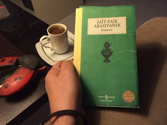 Dunya_Yalannnnn's tweet photo. "Fakat toprağın üstünde koşan, onun üstünde beş on para kazanmak kaygısıyla dönüp dolaşan insanlar ne tuhaf mahluklardı. Ve denize bir dakika durup bakmaya vakitleri olmadığını söyleyen bu insanlar ne zevksiz mahluklardı..."

/ Sait Faik Abasıyanık - Semaver
#SaitFaikAbasıyanık https://t.co/xo4sex7mHa
