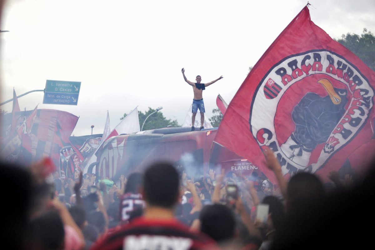 Flamengo's tweet photo. O Flamengo é imenso! O Flamengo é nossa vida! Não existe nada igual, a Nação empurra a gente. Flamengo até morrer! ❤️🖤

#CRF #VamosFlamengo

📸@gilvandesouza9 / CRF https://t.co/N0S3nJTmsA