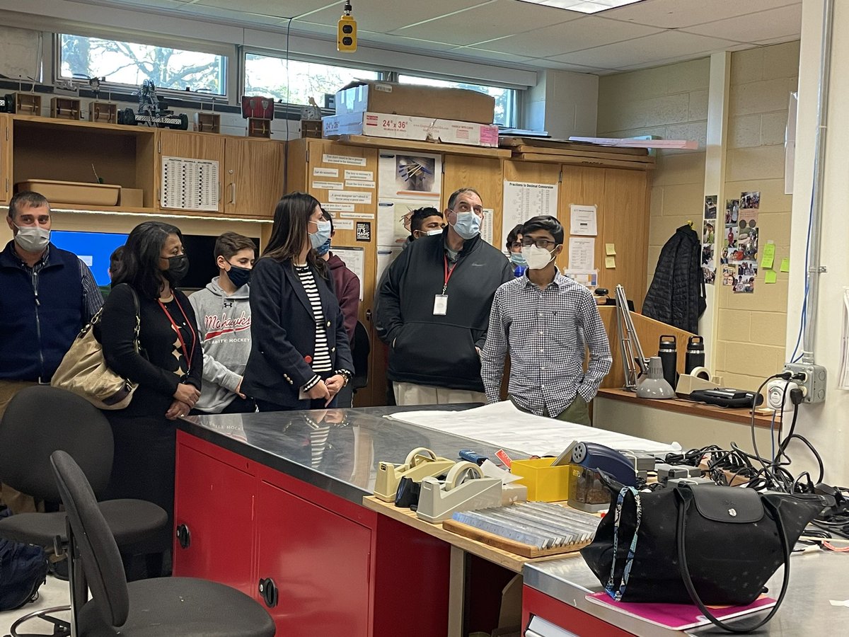 It’s Friday and we are connecting and innovating! Civil engineering and architecture students problem solve solutions for our engineering tech spaces. 👏🏼👏🏼👏🏼#NiskyEPIC