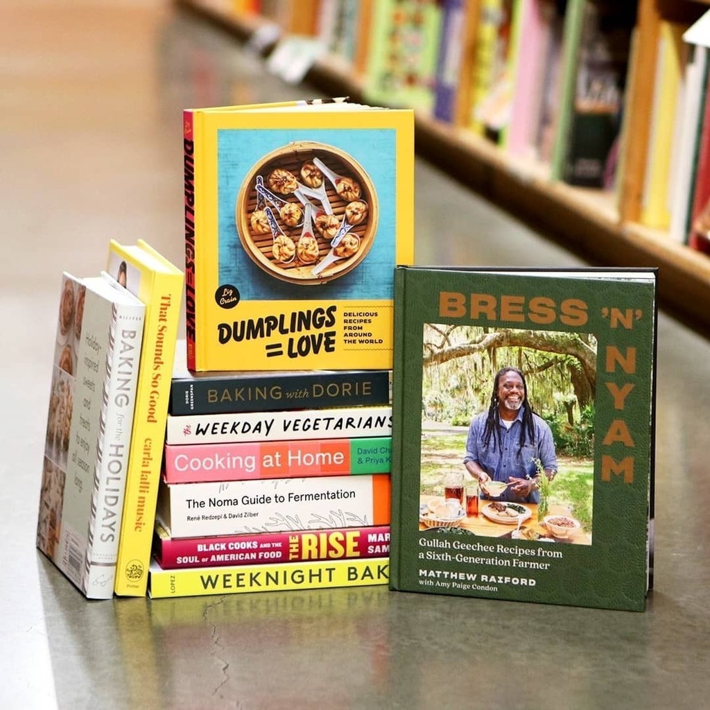 foodloverPDX's tweet photo. Holy shiitake what an honor! Excellent company for #dumplingsequallove + @sasquatchbooks. Thank you @powellsbooks + @gigi__little β€οΈππͺπ― Reposted from @powellsbooks Itβs the time of year for good books, good cheer, good friends, and good FOOD.
Some o⦠https://t.co/VUb9kb9usx https://t.co/z5f4I6bRUO