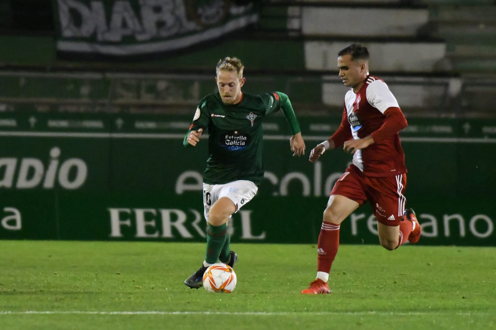 Dani Nieto ante Álex Martín (Foto: Racing de Ferrol).