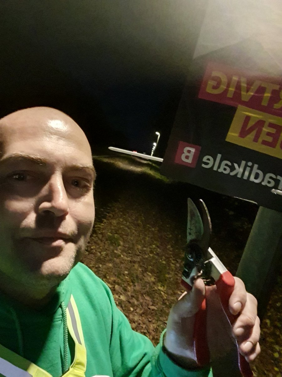 FinnNielsen's tweet photo. Så kom den sidste plakat ned! Med Google Maps og en havesaks gik det som en drøm!
Otte plakater var dog pistvæk, hvilket kun kan betyde én ting 😉 det har selvfølgelig intet at gøre med spøjs mail fra en Bine, der har nogle "børn", der vil lave noget "krea"...
#odensepol #krv21 https://t.co/r02zbLMMTB