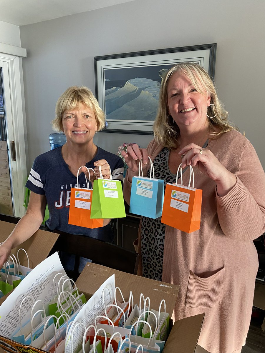 DcfSelkirk's tweet photo. Cookies put a smile on your face! And this weekend #sdcfoundation will be delivering cookie gift bags to donors to the #endowmanitoba #givingchallenge Nov. 15-21. Thanks to all who gave and if you didn’t you still have time! https://t.co/5nMeKqWd2v