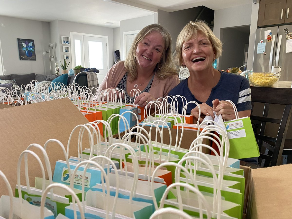 DcfSelkirk's tweet photo. Cookies put a smile on your face! And this weekend #sdcfoundation will be delivering cookie gift bags to donors to the #endowmanitoba #givingchallenge Nov. 15-21. Thanks to all who gave and if you didn’t you still have time! https://t.co/5nMeKqWd2v