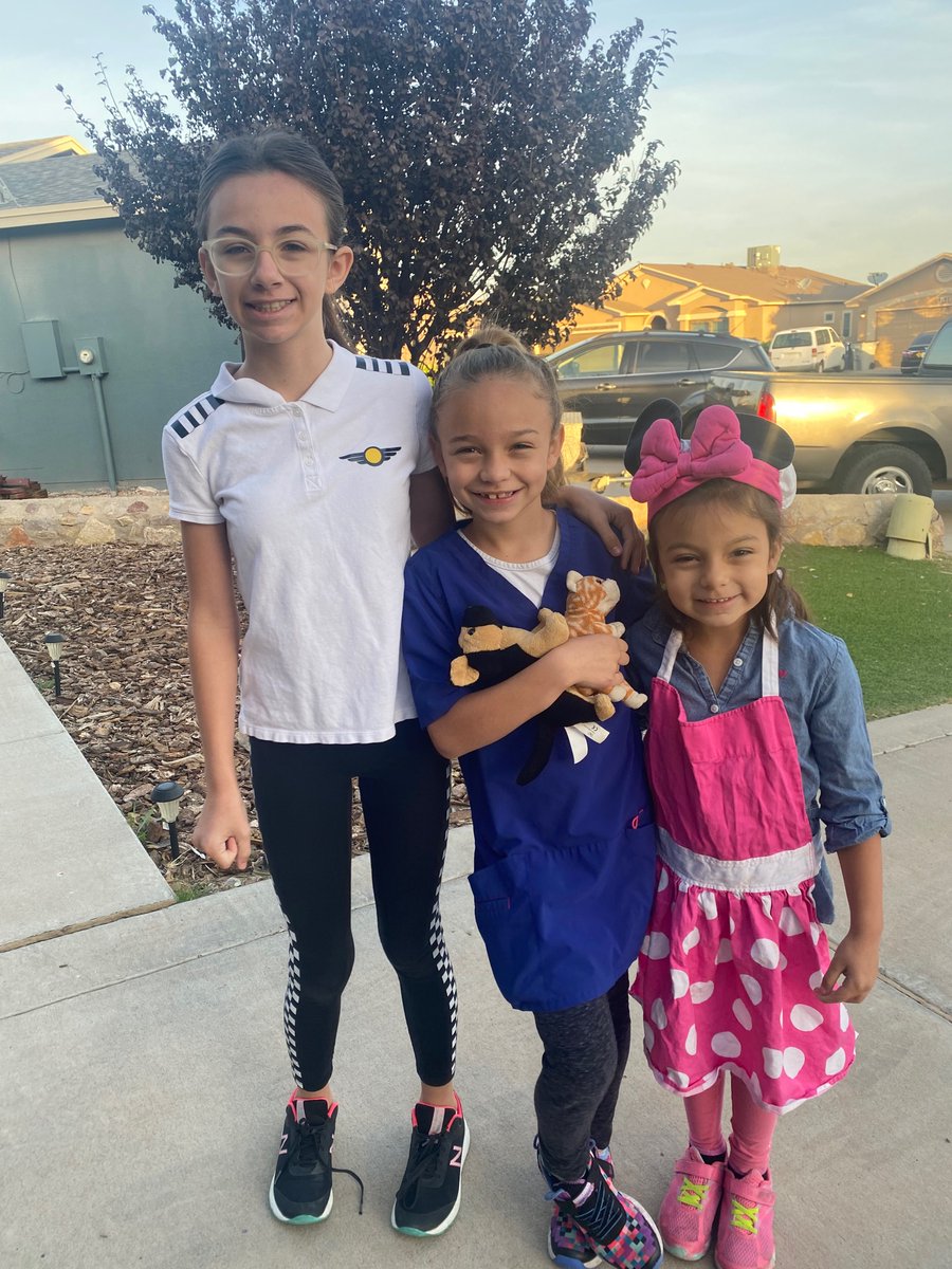 amberabraham89's tweet photo. Career day at school…
Pilot Alyvia, Veterinarian Kinsley &amp; Chef Payson💕 https://t.co/GH1VysLALF