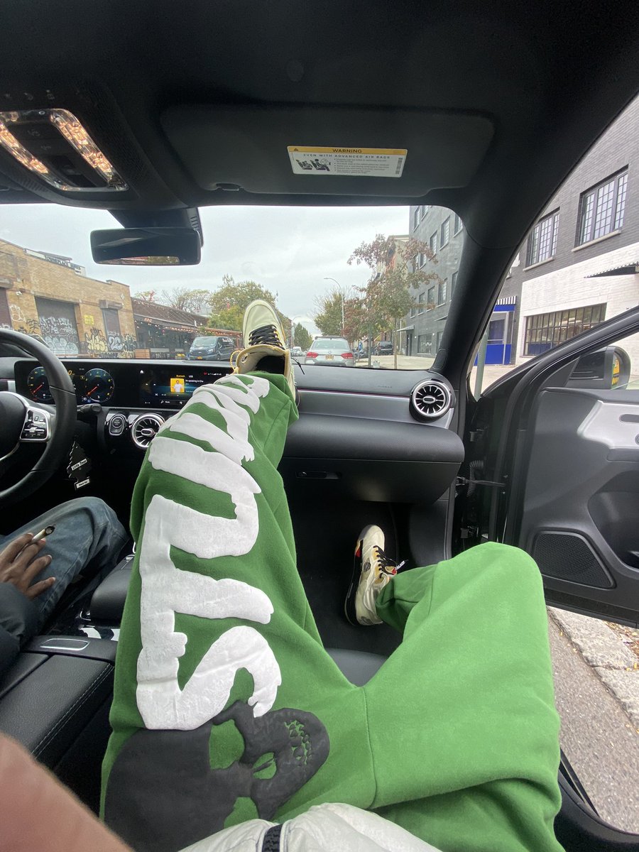 stainbandz0's tweet image. SHE AINT GOT NO WAYS, IMA FIND HER A WAY 💚 … @sbstudiosnyc SWEATPANTS IN 28 DAYS TURN ON #POSTNOTIFICATIONS 📲