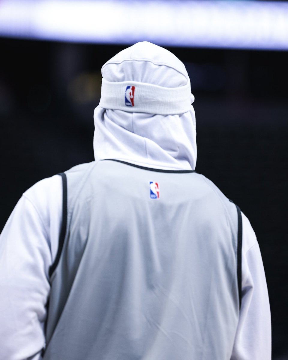 chicagobulls's tweet photo. The headband over the hoodie 😂 https://t.co/qbnQblFiKE
