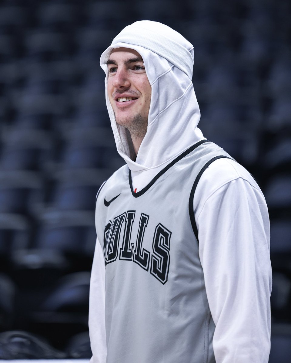 chicagobulls's tweet photo. The headband over the hoodie 😂 https://t.co/qbnQblFiKE