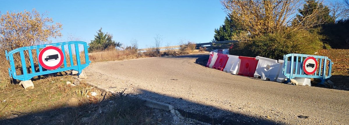 PoliciadeBurgos's tweet photo. Esta tarde hemos señalizado 🚧 de manera provisional el vial de acceso desde el complejo comercial de Hipercor, a la BU-11.
Se prohíbe 🚫 circular por ese tramo a camiones 🚛.
Deben seguir hasta la glorieta del Parque Europa y tomar el acceso a la autovía 🔃.

🔎🗺️👇 https://t.co/csZukLulSo