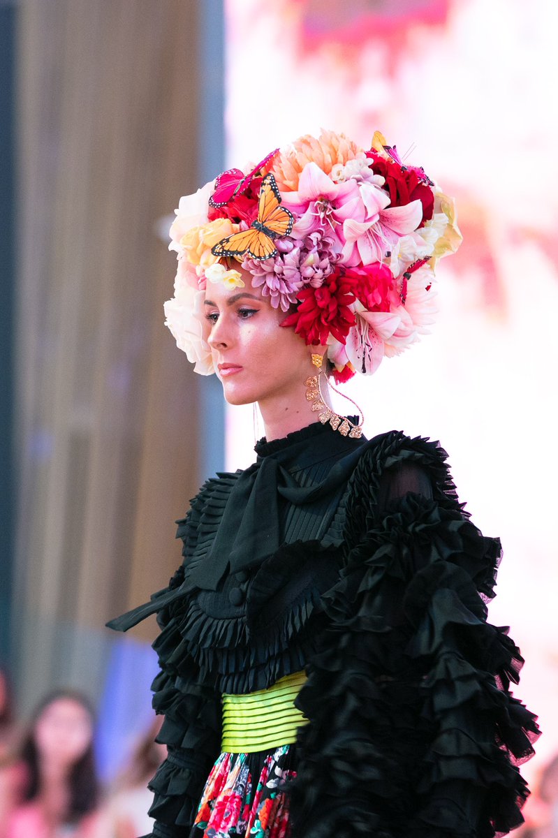 Carlos Pineda presentó una colección exclusiva para <a href="/DubaiFashionMex/">DubaiFashionMexico</a> inspirada en elementos de la cultura mexicana como la flor y la mariposa monarca. 

Carlos Pineda presented an exclusive collection inspired by elements of Mexican culture such as the flower and the monarch 🦋.