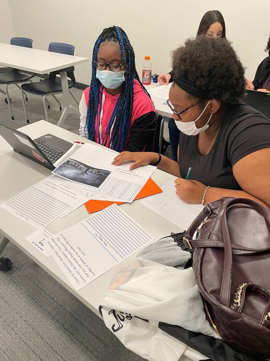 JTCentralLib's tweet image. Thank you Andrea and Joliet Public Library for today&apos;s breakout activity! Students enjoyed solving clues and puzzles together. 📚💙💛🔒🎉