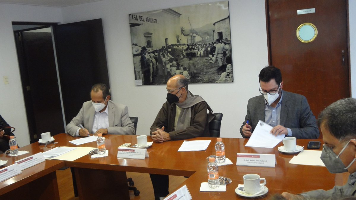 FIFONAFE_MX's tweet photo. En el marco del Programa para el Desarrollo del Istmo de Tehuantepec para impulsar el crecimiento de la economía, se formalizó el Contrato de Donación, mediante el cual el #FIFONAFE entrega en donación al #INSUS una superficie de 11-09-42.702 Hectáreas ubicadas en Salinas Cruz. https://t.co/KehjFihBCf